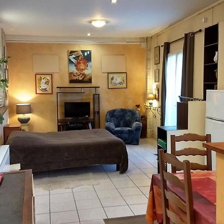 Logement Tranquille Et Frais Proche Gare Au Rdc 索米尔 外观 照片