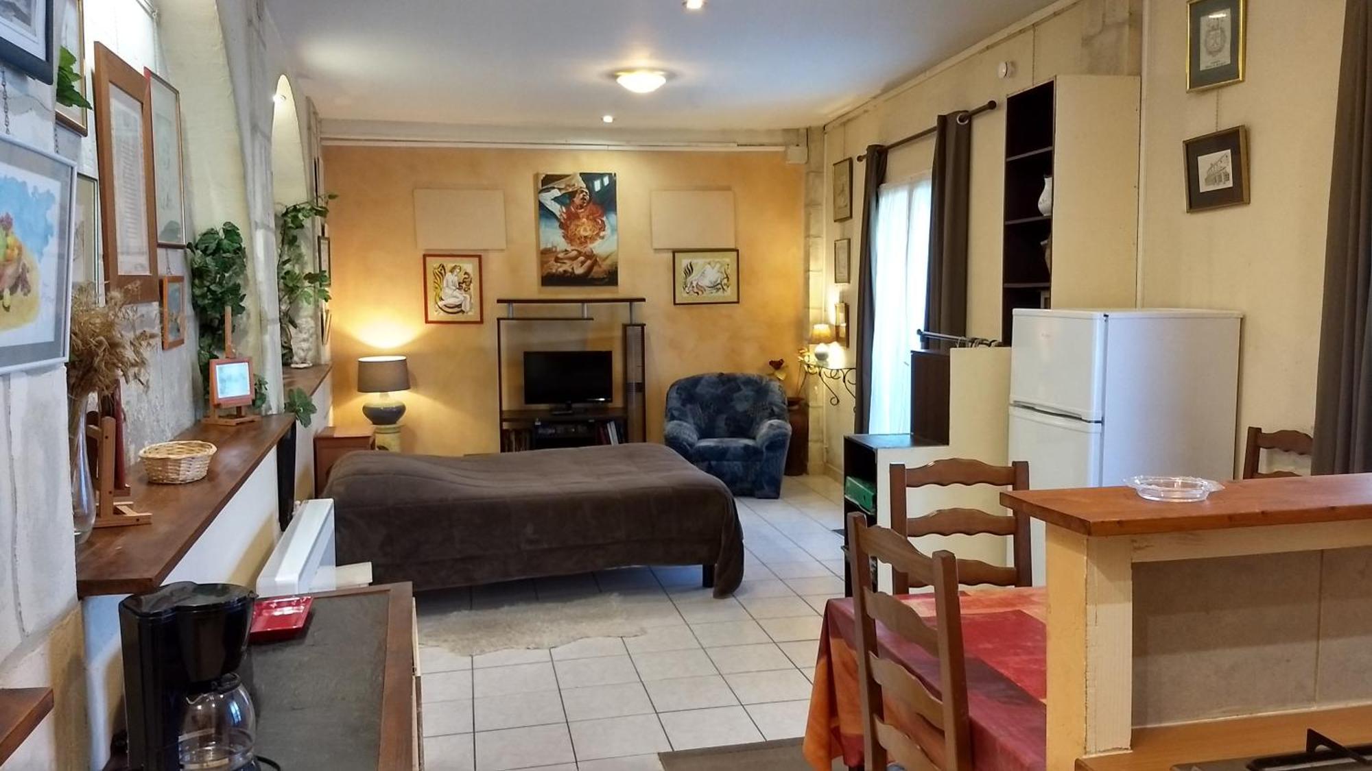 Logement Tranquille Et Frais Proche Gare Au Rdc 索米尔 外观 照片